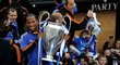 Didier Drogba ukazuje fanouškům pohár pro vítěze Ligy mistrů