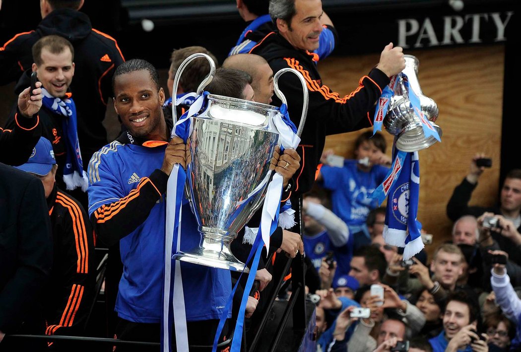 Didier Drogba ukazuje fanouškům pohár pro vítěze Ligy mistrů