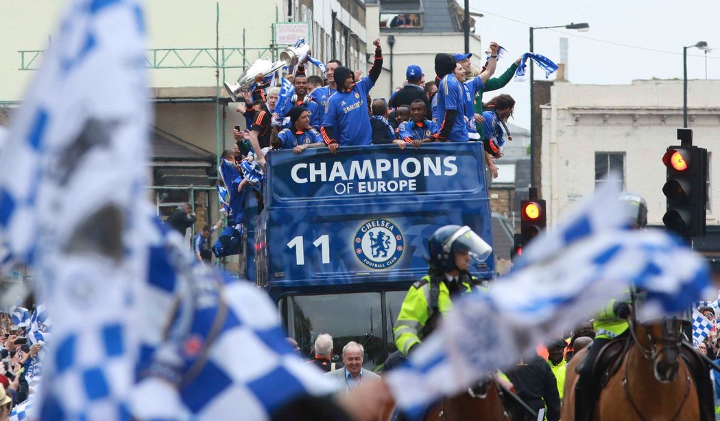Fotbalisté Chelsea si užívají jízdu na dvoupatrovém autobuse coby oslavu triumfu v Lize mistrů