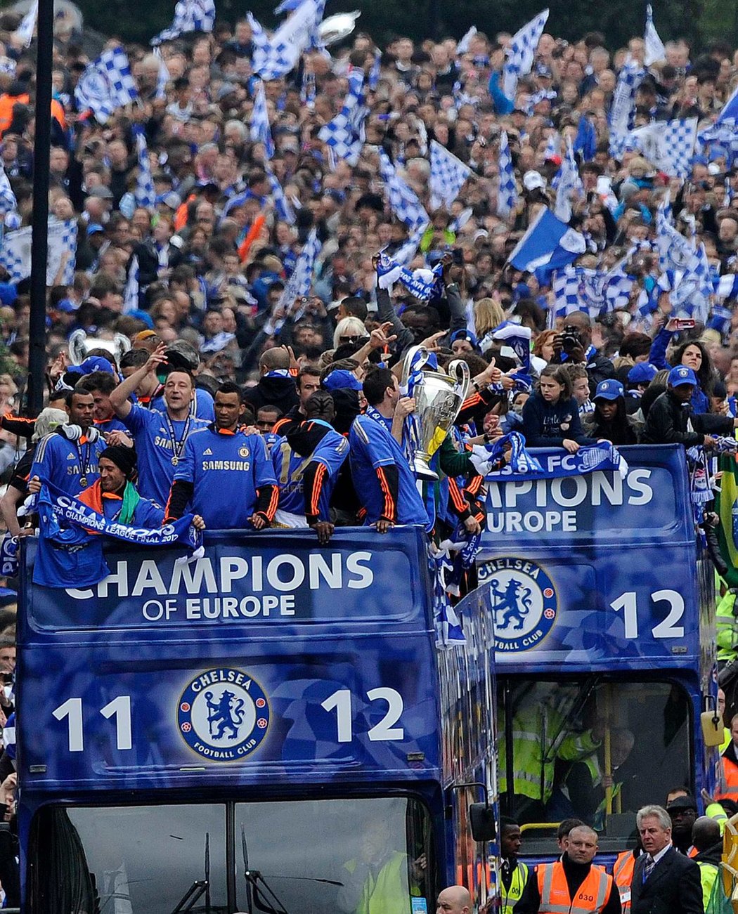 Fotbalisté Chelsea si užívají ovací fanoušků při jejich spanilé jízdě Londýnem po vítězství v Lize mistrů