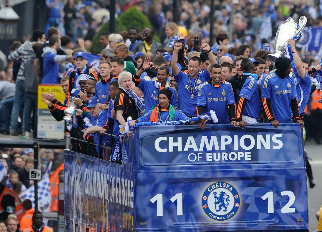 Fotbalisté Chelsea slaví triumf v Lize mistrů v ulicích Londýna