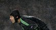 Petr Čech z Chelsea v deštivém zápase Ligy mistrů proti Portu