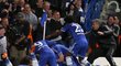 Jako malý ďáblík se rozdivočel trenér Chelsea José Mourinho po postupovém gólu proti PSG a hned běžel k radujícím se svěřencům udílet taktické pokyny