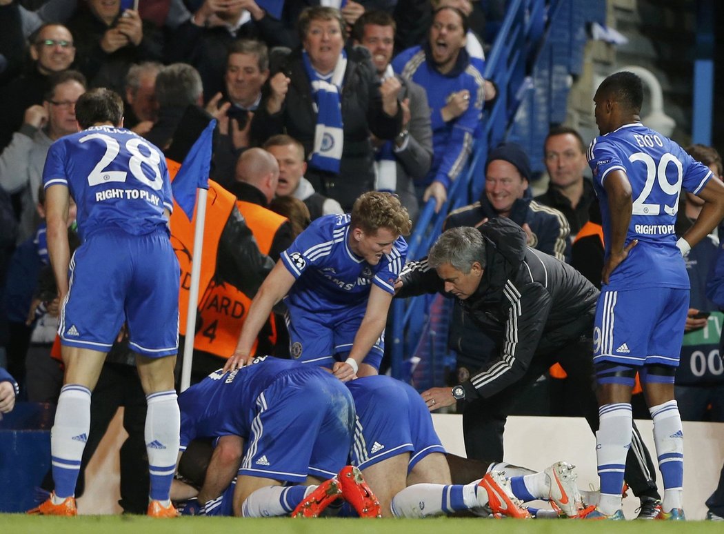 José Mourinho neměl ani po gólu na 2:0 čas na přílišnou radost, po kratičké oslavě už zadával hráčům novou taktiku na ubránění postupového výsledku