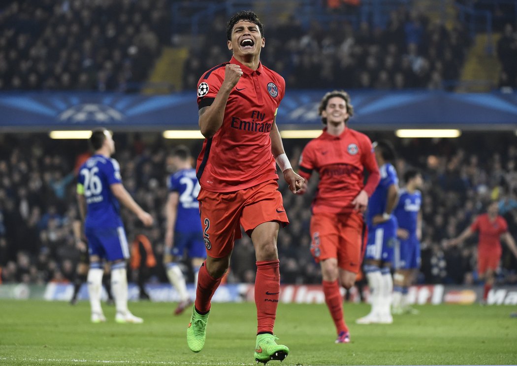 Thiago Silva se raduje z gólu, který znamenal pro PSG postup přes Chelsea