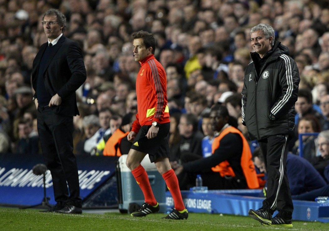 Kouč fotbalistů PSG Laurent Blanc (vlevo) a jeho protějšek z Chelsea José Mourinho sledují své svěřence během odvety čtvrtfinále Ligy mistrů