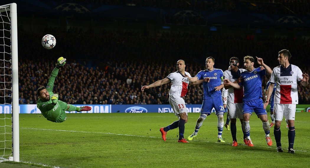 Salvatore Sirigu zasahuje proti přímému kopu Chelsea během odvetného duelu čtvrtfinále Ligy mistrů