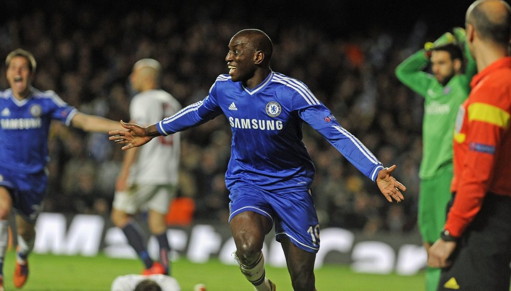 Hrdina! Demba Ba vstřelil v závěru odvety čtvrtfinále Ligy mistrů gól na 2:0 a zařídil tak pro Chelsea postup přes PSG