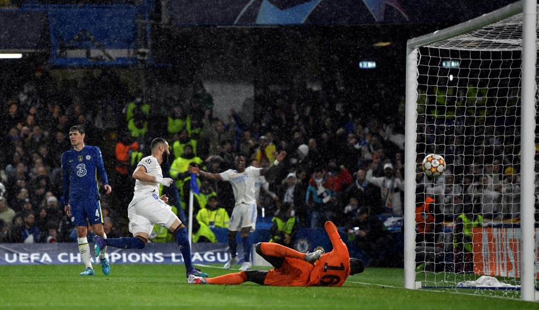 Karim Benzema dává gól proti Chelsea