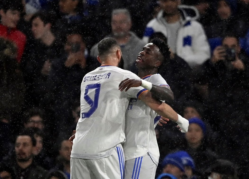 Karim Benzema oslavuje s Viníciusem Júniorem svou první trefu proti Chelsea