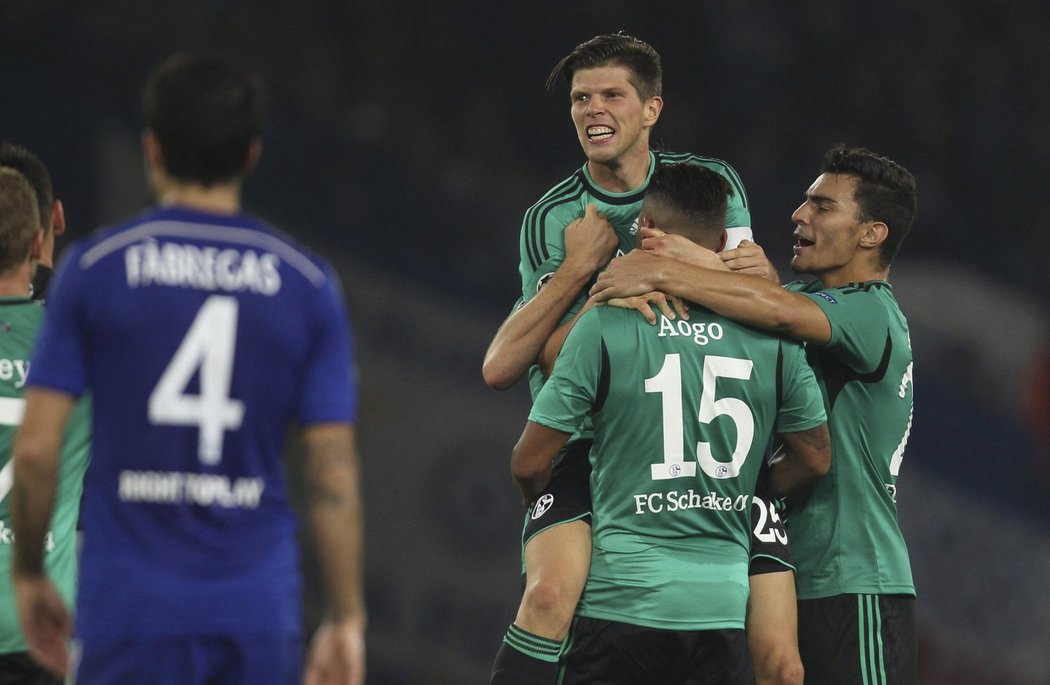 Fotbalisté Schalke se radují z vyrovnávací branky.