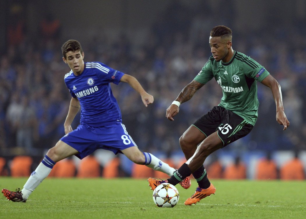 Brazilský záložní Chelsea Oscar proti Denisovi Aogovi ze Schalke.