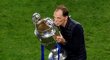 Trenér Thomas Tuchel s trofejí pro vítěze Ligy mistrů