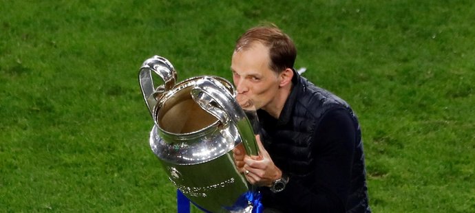 Trenér Thomas Tuchel s trofejí pro vítěze Ligy mistrů