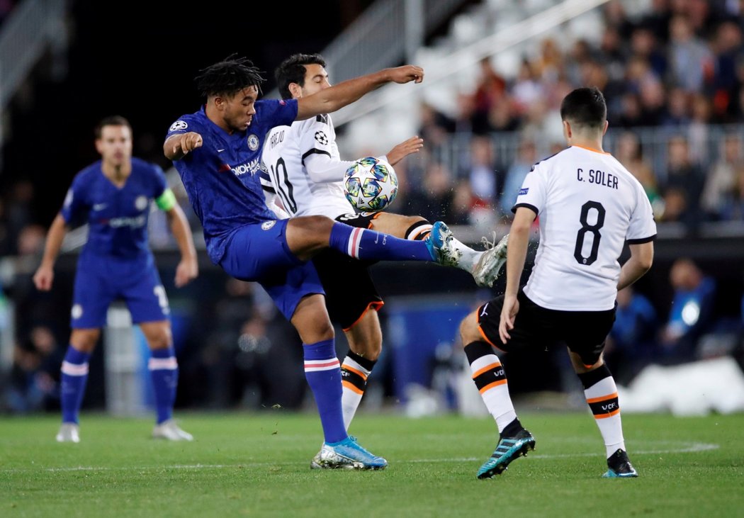 Reece James z Chelsea v souboji o míč s Danim Parejem z Valencie