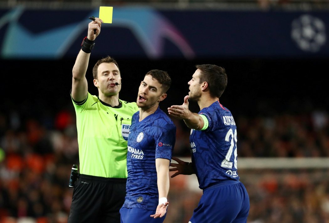 Jorginho z Chelsea dostává žlutou kartu od sudího Felixe Zwayera. Nepomohly ani protesty kapitána Césara Azpilicuety.