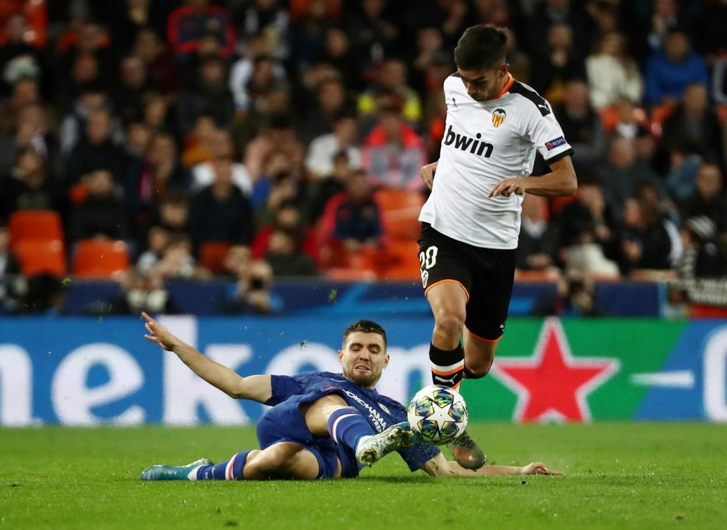 Mateo Kovačič z Chelsea se snaží zastavit průnik Ferrana Torrese z Valencie.