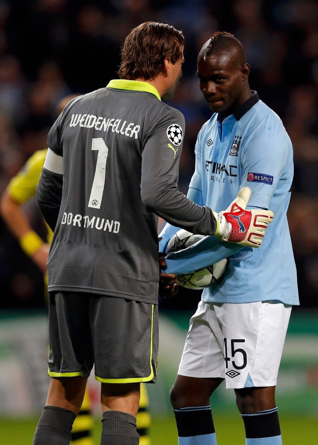 Mario Balotelli a gólman Roman Weidenfeller v utkání Ligy mistrů mezi Manchesterem City a Borussií Dortmund. Balotelli se nechová jako fotbalový vzor pro mladé hráče, mají jasno šéfové Citizens.