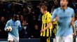 Mario Balotelli po úspěšné penaltě ukazuje gesto směrem ke gólmanovi Borussie Dortmund
