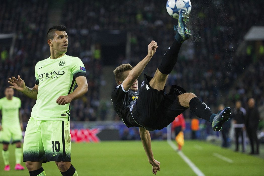 Útočník Manchesteru City Sergio Agüero sleduje počínání svého protihráče v utkání Ligy mistrů