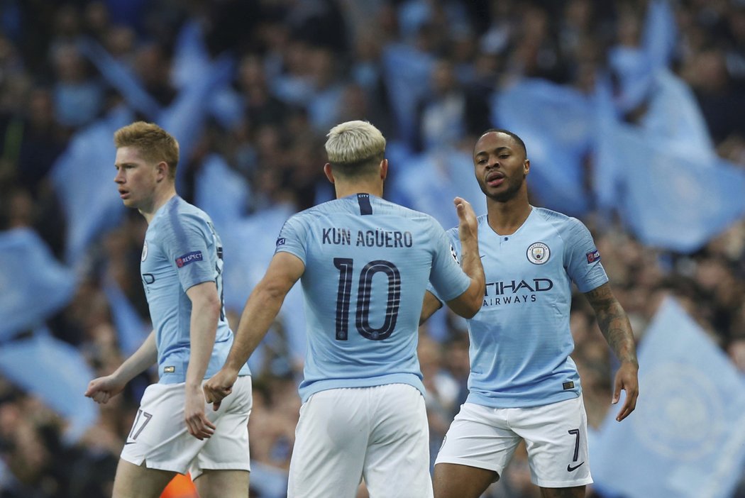 Útočník Manchesteru City Raheem Sterling (vpravo) slaví svůj gól se Sergiem Agüerem