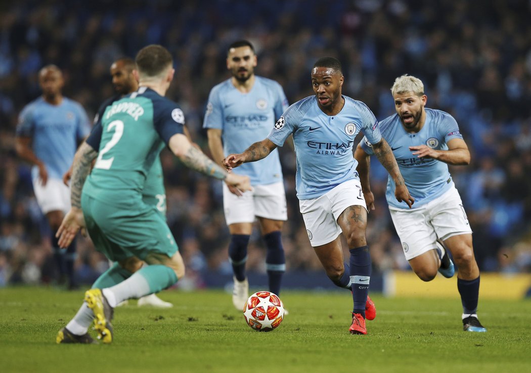 Útočník Manchesteru City Raheem Sterling se snaží přejít přes Kierana Trippiera z Totenhamu