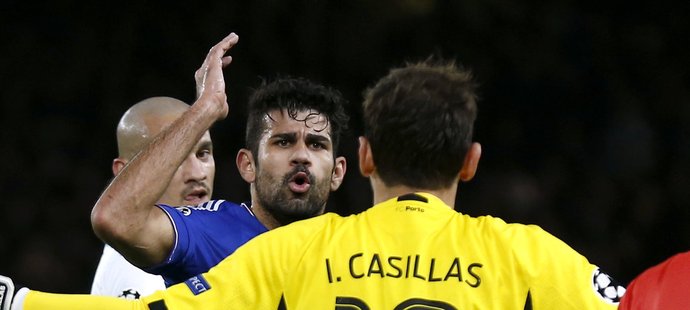 Útočník Chelsea Diego Costa se dostal do konfliktu s brankářem FC Porto Ikerem Casillasem.