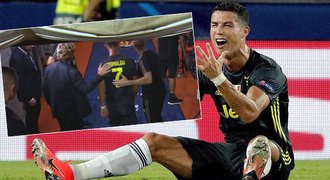 Vyloučený Ronaldo! Přišel ho utěšit Nedvěd, trenér volal po videu