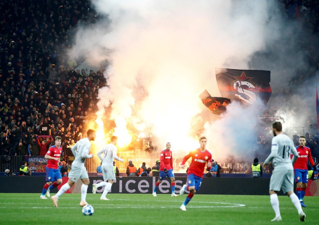 Fanoušci CSKA Moskva se v utkání proti AS Řím prezentovali i pyrotechnikou. To bude od UEFA tučná pokuta...