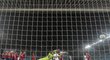 Brankář CSKA Moskva Akinfejev se marně natahuje po přímém kopu Franceska Tottiho