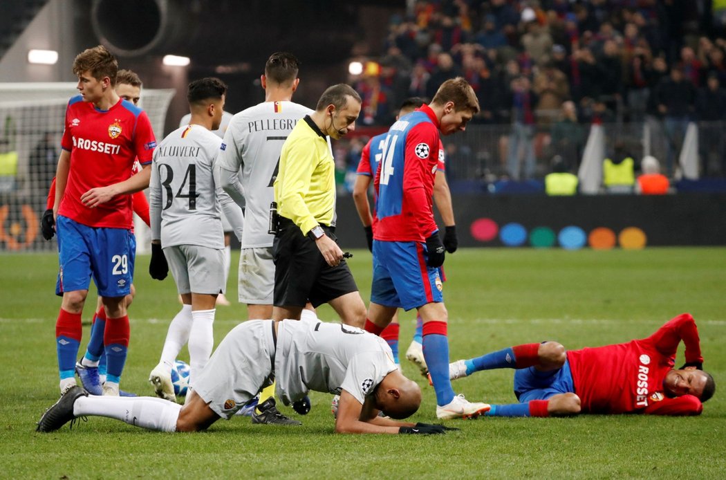 Záložník Steven N&#39;Zonzi z AS Řím se tvrdě srazil s obráncem Rodrigem Becaem z CSKA Moskva