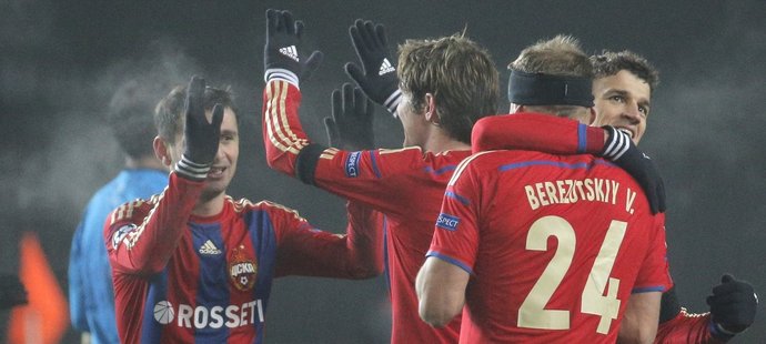 Fotbalisté CSKA Moskva se radují z pozdního gólu Vasilije Berezuckého proti AS Řím