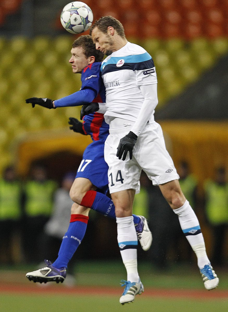 David Rozehnal (vpravo) v hlavičkovém souboji s Pavlem Mamajevem z CSKA Moskva. Rozehnalovo Lille vyhrálo v Moskvě 2:0