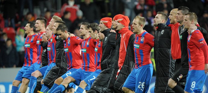 Plzeňští fotbalisté při děkovačce po vyhraném zápasu LM nad CSKA