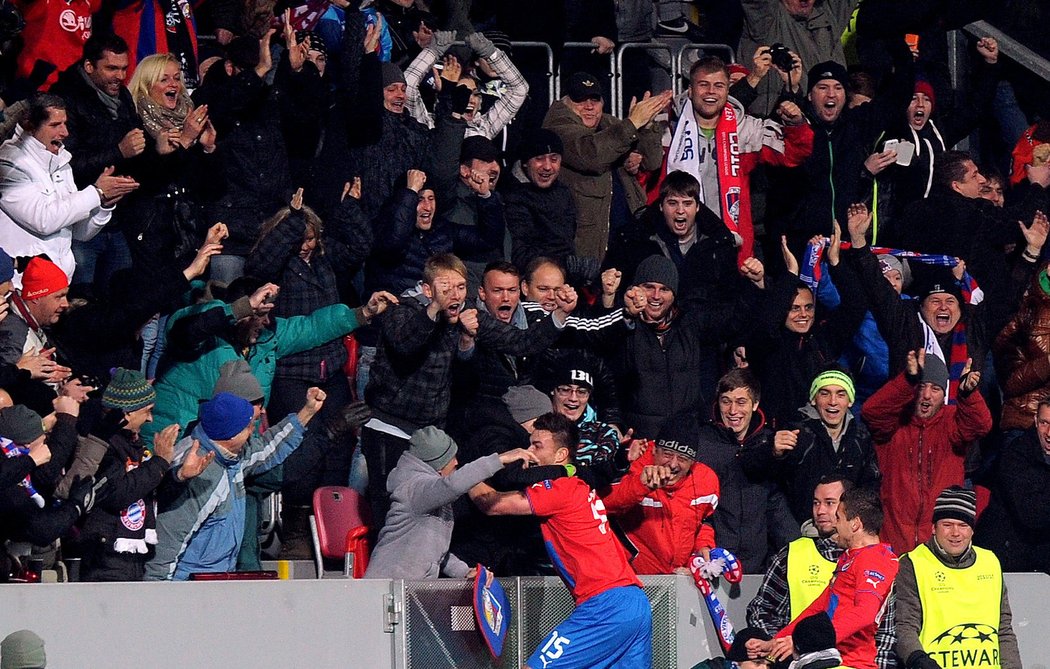 Tomáš Wágner se běžel podělit s fanoušky o radost ze svého gólu