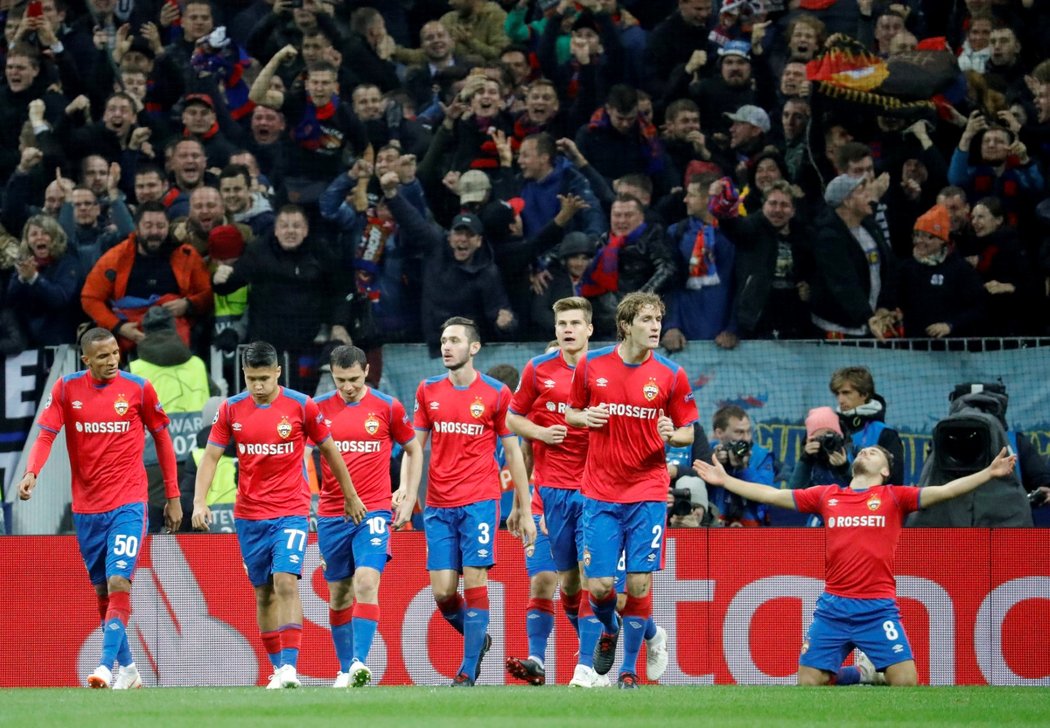 Fotbalisté CSKA Moskva slaví branku v utkání s Realem Madrid