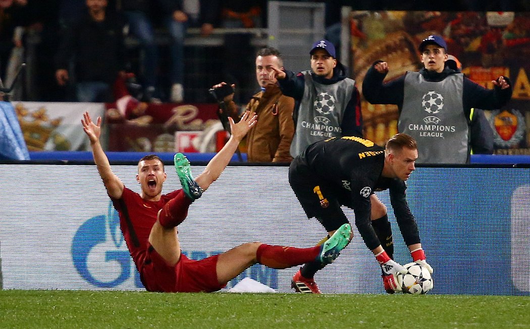 Edin Džeko se hlasitě dožaduje penalty ve čtvrtfinále Ligy mistrů proti Barceloně