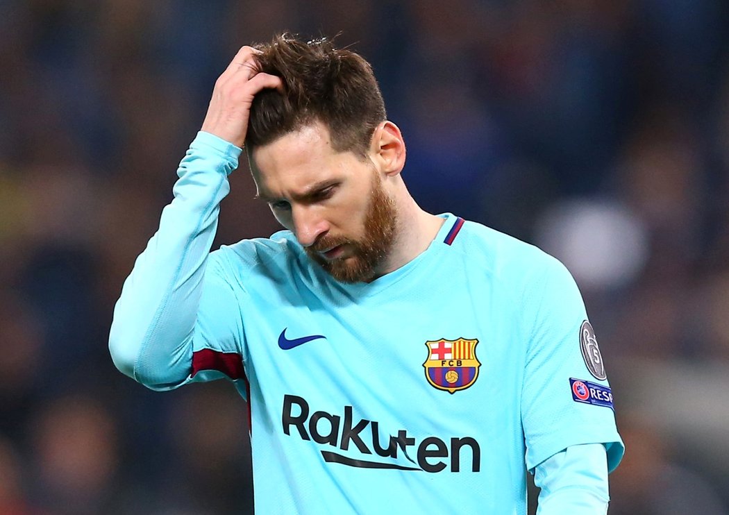 Lionel Messi se drží za hlavu ve čtvrtfinálové odvetě Ligy mistrů proti AS Řím
