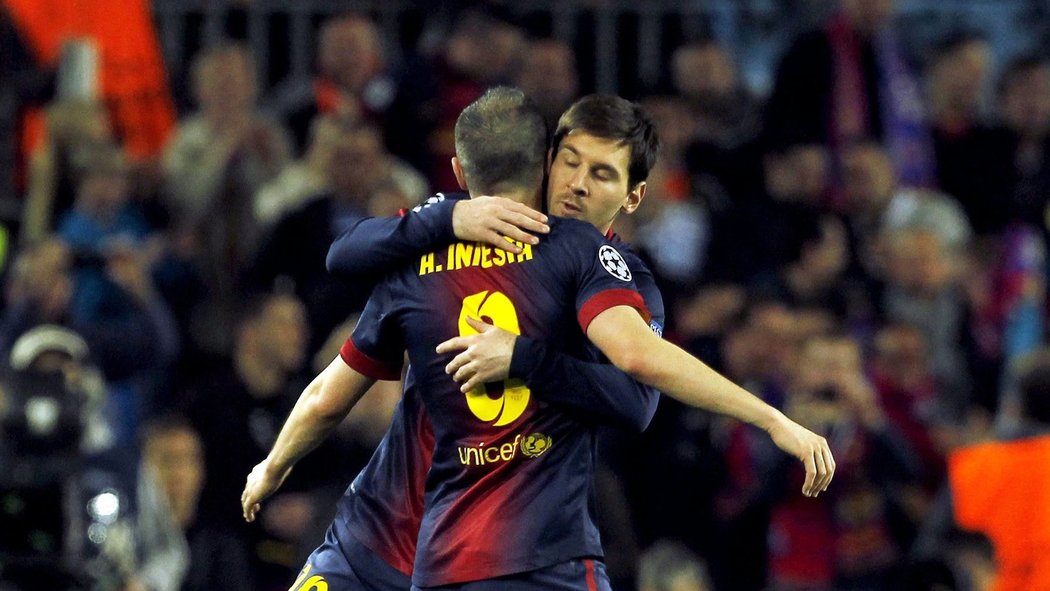 Lionel Messi se objímá s Andresem Iniestou po vyrovnávacím góle v zápase proti PSG