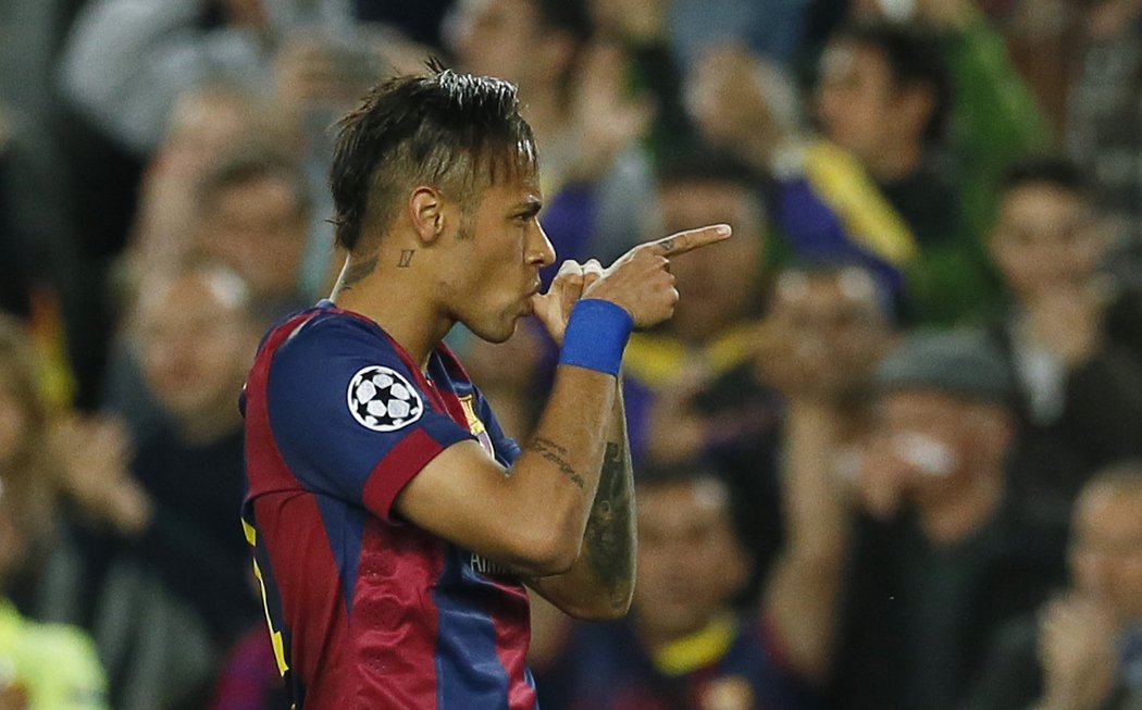 Brazilec Neymar se raduje z úvodní trefy v odvetě čtvrtfinále Ligy mistrů proti PSG