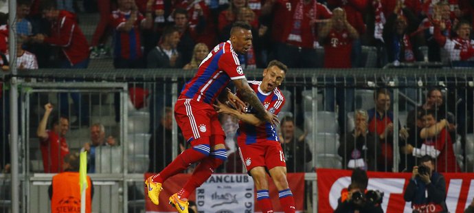 Vysoká oslava Bayernu. Jerome Boateng se raduje z trefy proti Portu