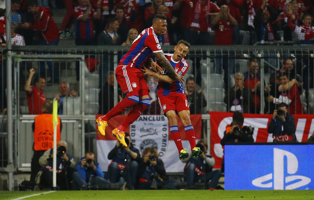 Vysoká oslava Bayernu. Jerome Boateng se raduje z trefy proti Portu