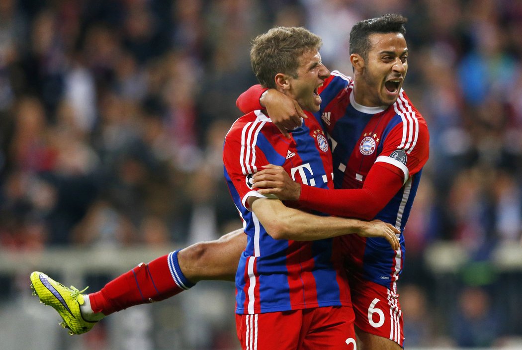 Thomas Müller (vlevo) slaví s Thiagem Alcantarou čtvrtý gól Bayernu do sítě Porta