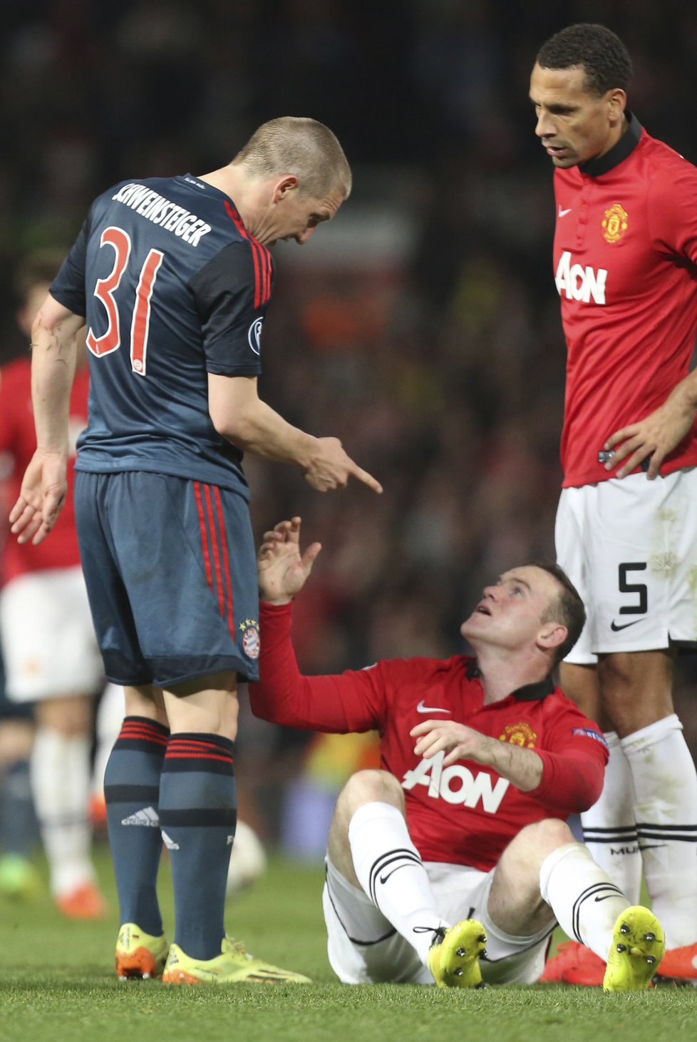 Bastian Schweinsteiger se na Rooneyho po jeho přihraném pádu obořil