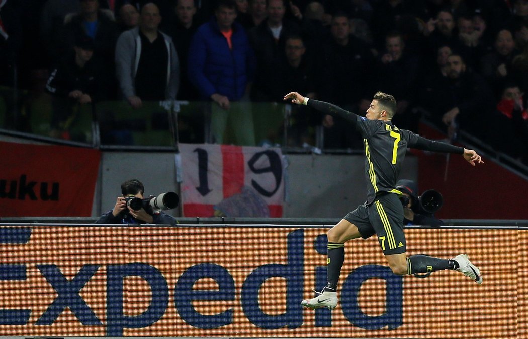 Cristiano Ronaldo oslavuje ve výskoku branku v utkání s Ajaxem