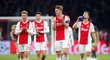 Fotbalisté Ajaxu děkují fanouškům po čtvrtfinálovém duelu s Juventusem