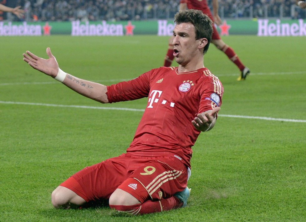 Mario Mandzukic z Bayernu se raduje z gólu na hřišti Juventusu