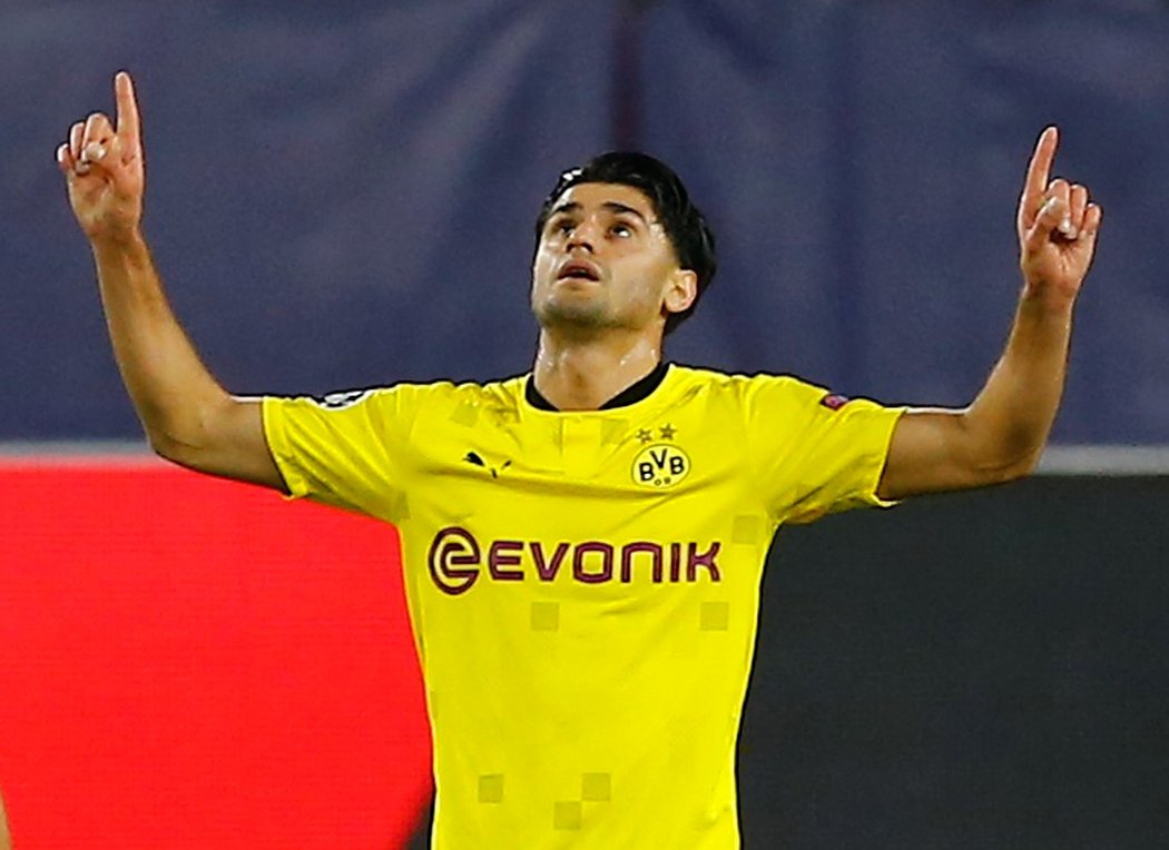 Mahmoud Dahoud slaví branku na 1:1 proti Portu