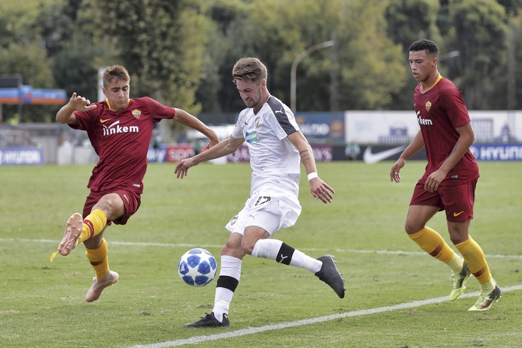 Plzeňští fotbalisté se snaží prosadit v utkání UEFA Youth League na hřišti AS Řím