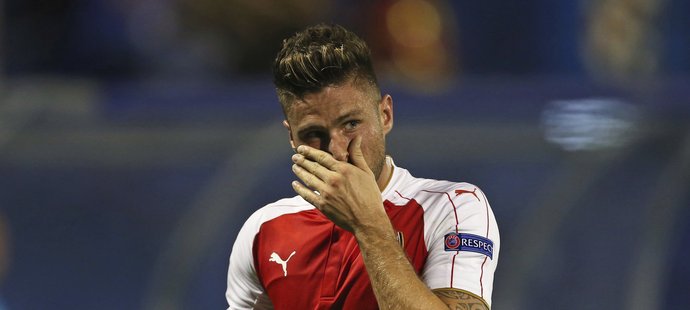 Olivier Giroud smutní po inkasovaném gólu